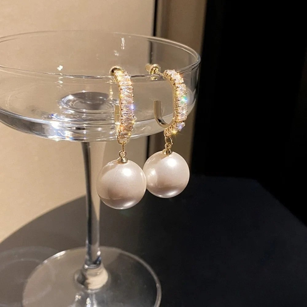 Elegant earrings with pearls and zircons