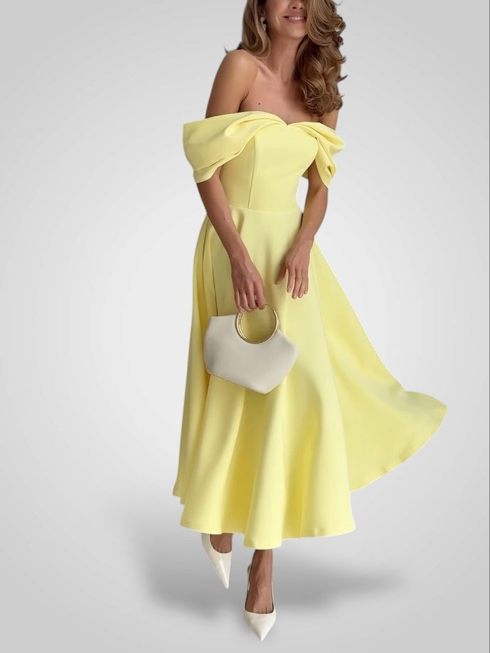 Elegant Maxi Dress with Open Shoulders and Pleated Design