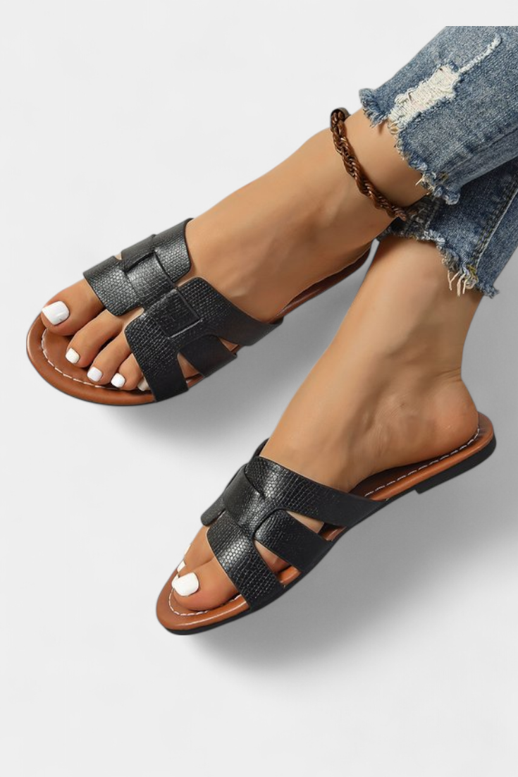 Silvia sandals with a classic design and geometric cut